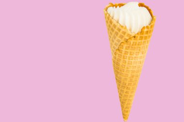 Pastel pembe arka plan üzerinde vanilyalı dondurma. Kopya alanı, metin alanı, mockup