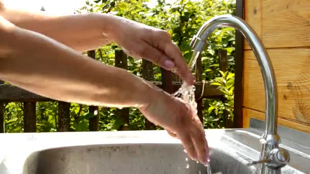 Vrouw Wast Haar Handen Onder Stromend Water Van Buitenkraan Tuin — Stockvideo