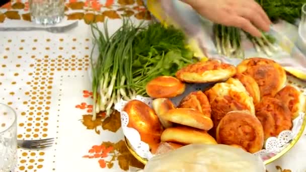 一个女人在户外为全家准备午餐 在美丽的亚麻布桌布上放上青葱和蔬菜 在夏天的一天在花园里做有机食品 — 图库视频影像