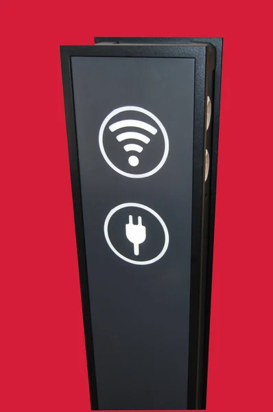 Підставка для заряджання мобільних телефонів у торговому центрі, знак Wi-Fi зони ізольовано на червоному тлі шляхом відсікання, вертикальний постріл — стокове фото