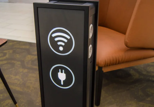 Bir alışveriş merkezinde cep telefonları şarj için stand kulesi, bir wifi bölgesi işareti, arka plan dinlenme alanları ve hizmet, bakım deneyimi ve hizmet kavramı