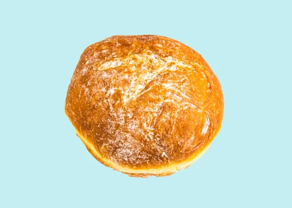 En vanilj donut med strösocker isolerat på blå bakgrund genom klippning. Uppifrån och — Stockfoto