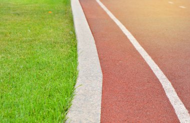 Yeşil çim ente ve ağaçların bir arka plan üzerinde Güneşli bir yaz gününde Parkta Jogging için Modern koşu bandı trekking, metin için bir yer