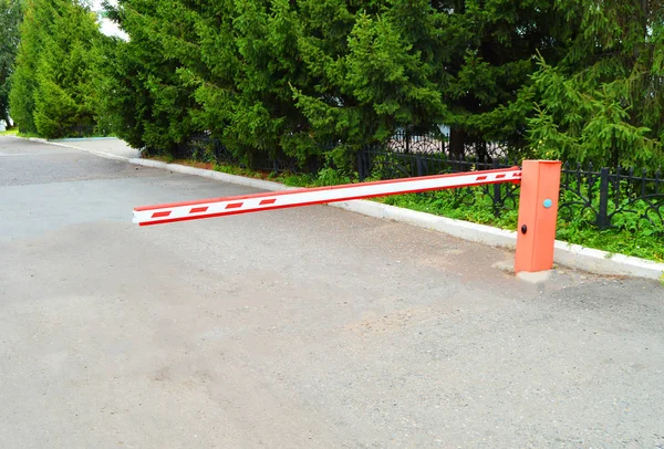 Cancello automatico - cancello, sullo sfondo di una giornata estiva in città, sistema di sicurezza, un luogo per il testo — Foto Stock
