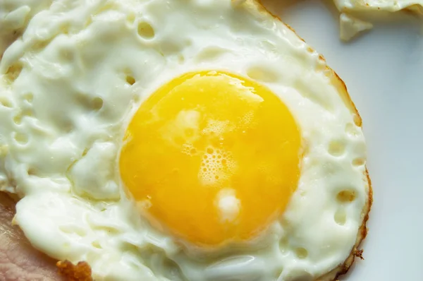 Delicious Breakfast - white plate with fried egg, close-up — Stock Photo, Image