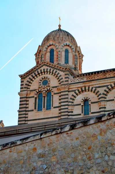 Una serie de 8 fotos - un rastro en el cielo desde el avión que vuela sobre la catedral de Notre Dame de La garde en Marsella, el símbolo de Marsella — Foto de Stock