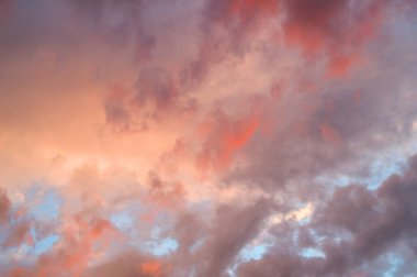 Gün batımında gökyüzünde renkli pastel bulutlar, bir fırtına sonra dramatik bulutlar