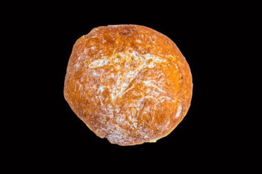 Kırpma tarafından siyah arka planda izole pudra şekeri olan bir vanilya donut. Üst görünüm