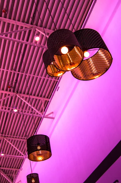 紫色の色の装飾ランプとランプシェードの超近代的なロフトスタイルは、長いロープ、工業用天井、インテリアデザイン、垂直フレームにハングアップ — ストック写真