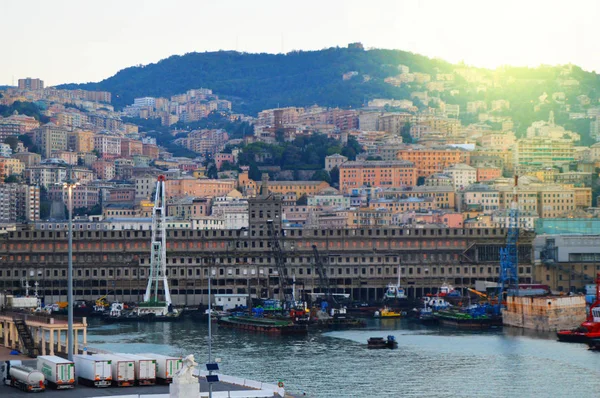 Genova, 13 ottobre 2018: Panorama del vecchio porto con gru portuali, moli, camion, vista mare, mattina presto, tramonto e alba — Foto Stock