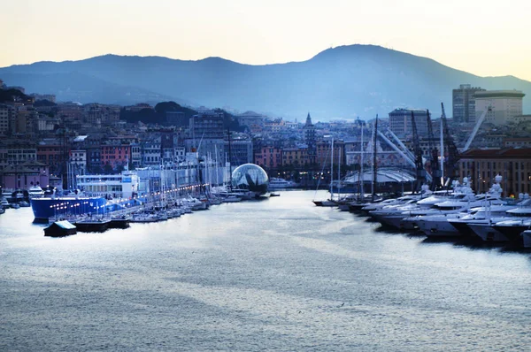 Panorama del vecchio porto con gru portuali, vista mare, al mattino presto, al tramonto e all'alba, Genova, Italia — Foto Stock