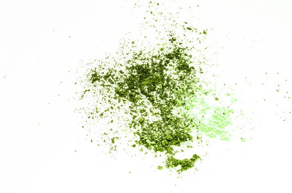 El concepto de maquillaje, sombra de ojos verde oliva esparcida sobre un fondo blanco aislado — Foto de Stock