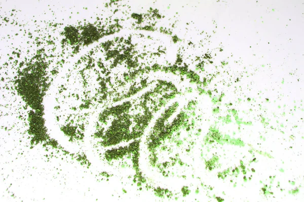 El concepto de maquillaje, sombra de ojos verde oliva esparcida sobre un fondo blanco aislado — Foto de Stock