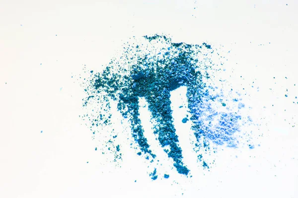 El concepto de maquillaje sombra de ojos azul lila y púrpura dispersa sobre un fondo blanco aislado — Foto de Stock