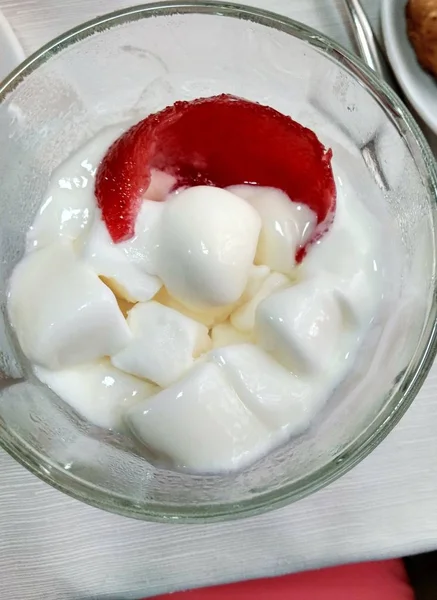 Helado Vainilla Con Florero Cristal Con Fresa Absorbida Sobre Mesa —  Fotos de Stock