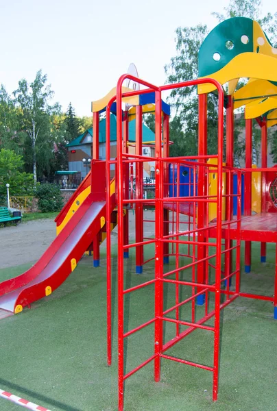 夏の公園で屋外でスライドやスイングとカラフルな子供の遊び場 — ストック写真