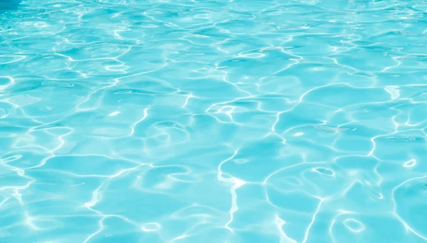 Agua azul en la piscina agua ondulación detalle fondo abstracto —  Fotos de Stock