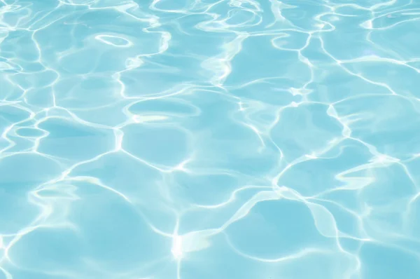 Agua azul en la piscina agua ondulación detalle fondo abstracto —  Fotos de Stock