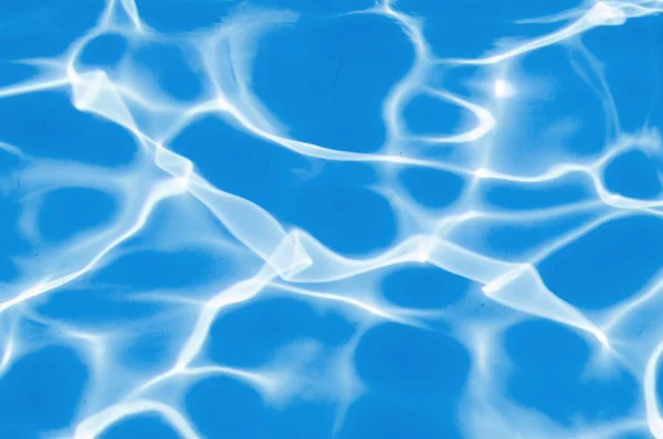 Niebieska woda w basenie woda tętnią szczegółowo streszczenie tła — Zdjęcie stockowe