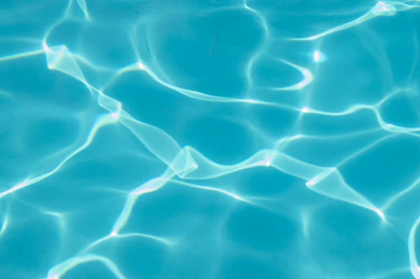 Agua azul en la piscina agua ondulación detalle fondo abstracto —  Fotos de Stock