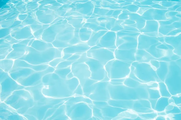 Blått vatten i poolen vatten rippel detalj abstrakt bakgrund — Stockfoto