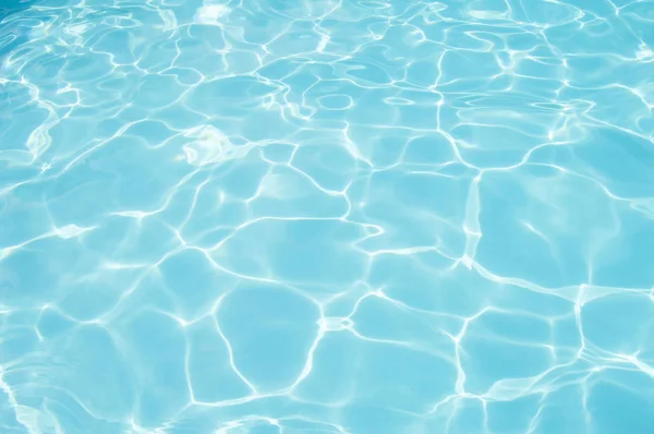 Agua azul en la piscina agua ondulación detalle fondo abstracto —  Fotos de Stock