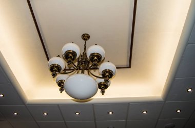 Led spot ışık armatürleri ve vintage bronz retro tarzı lamba, beyaz lüks tasarımcı tavan ile iç tasarım tavan