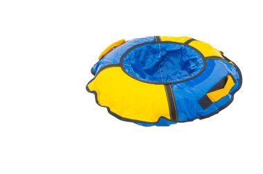 Slaytlar ile kış yolculuğu için çocuk şişme kauçuk yuvarlak kızak boru, kırpma tarafından beyaz arka plan üzerinde izole mavi-sarı