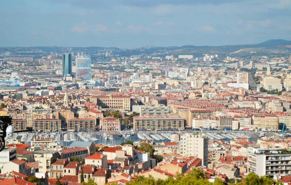 Panorama di Marsiglia, vista sulla città dalla Cattedrale di Notre Dame de La garde, Sud della Francia in una giornata estiva soleggiata — Foto Stock