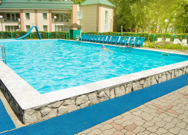 Відкритий басейн в зоні відпочинку на території розкішного готелю на курорті, концепція літнього ідилічного відпочинку. Спекотний сонячний день — стокове фото