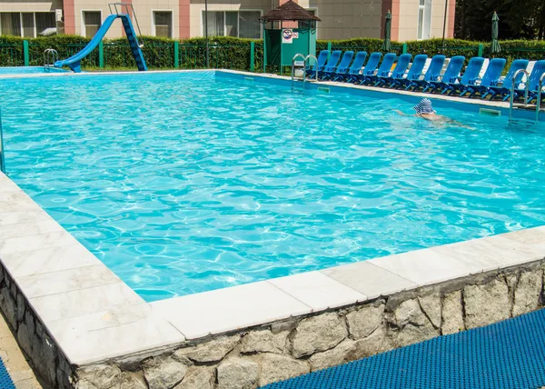 Piscina al aire libre en la zona de recreo en el territorio de un hotel de lujo en el complejo, el concepto de vacaciones idílicas de verano. Un día soleado caliente — Foto de Stock