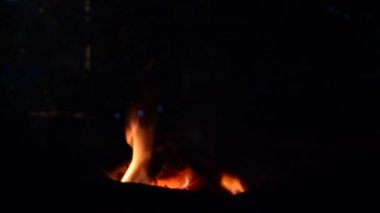 Yangından doğal alev, açık alanda geceleri turuncu yangın, yakacak odun yavaş yavaş yanan ve yanan, kırsal yaşam