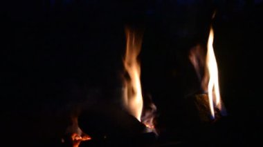 Yangından doğal alev, açık alanda geceleri turuncu yangın, yakacak odun yavaş yavaş yanan ve yanan, kırsal yaşam