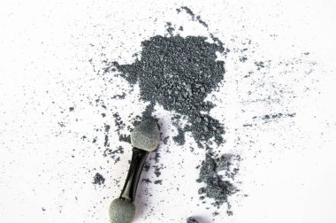 Beyaz arka plan üzerinde izole makyaj için toz, göz farı ve gri fırça parlak patlama Dağınık