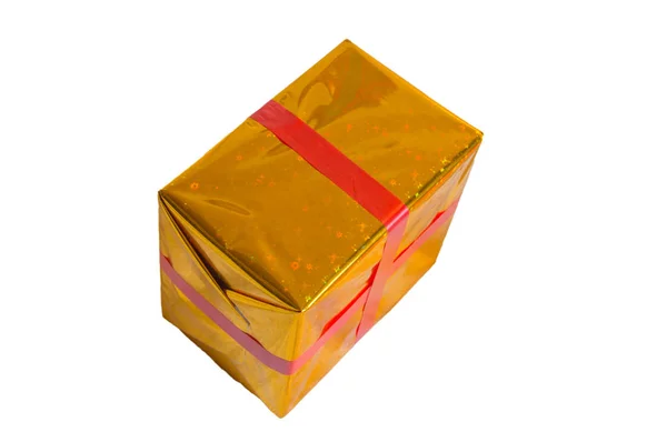 Золота фольга обгорнута подарункова коробка з червоною стрічкою ізольована на білому — стокове фото