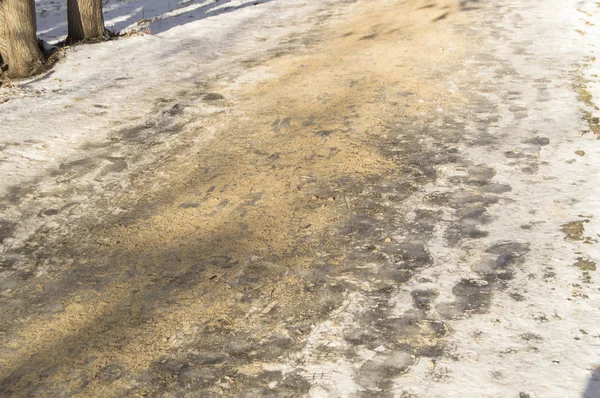 Kaygan kış yolu, Park'ta kaldırım, buzla kaplı ve kum serpilir. Buz üzerinde kaymayı önleyici ve güvenlik