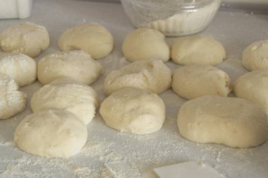 Rulo, börek veya ekmek pişirme için çiğ maya hamur. Mutfak masası un arka planda, ev pişirme konsepti