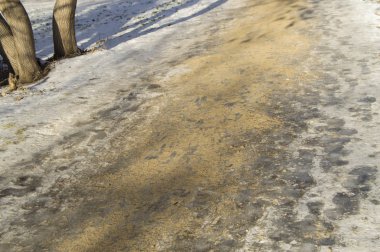 Kaygan kış yolu, Park'ta kaldırım, buzla kaplı ve kum serpilir. Buz üzerinde kaymayı önleyici ve güvenlik