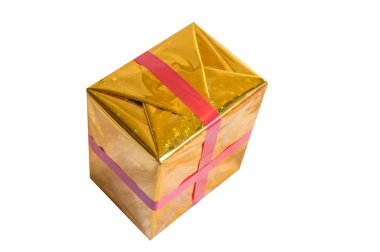 Altın folyo beyaz izole kırmızı kurdele ile hediye kutusu sarılmış