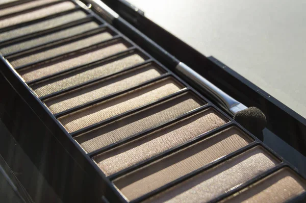 Sombra de ojos marrón y beige en caja de paleta negra, tonos de polvo desnudos con cepillo de maquillaje, belleza superior — Foto de Stock