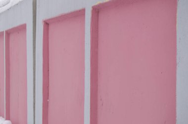 Sokak duvarı, beton levhalar pembe ve beyaz çit, şehirde çit yapımı, kış, yan görünüm