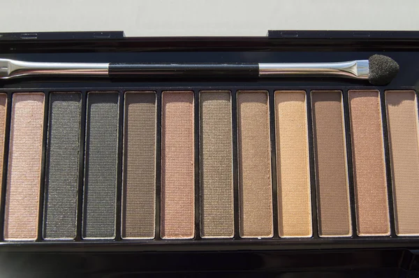 Brun och beige ögonskugga i svart palettfodral, naken puder nyanser med makeup-borste, topp skönhet — Stockfoto