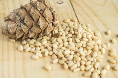 hafif ahşap arka plan, organik gıda ve vejetaryenlik dağınık fındık ile sedir konisi