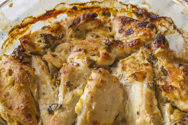 Carne de frango assada com crosta torrada e aparência muito apetitosa, conceito de culinária caseira para o jantar em família — Fotografia de Stock