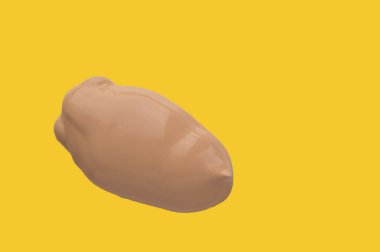 Spot sıvı Vakfı bulaşmış ve parlak sarı bir arka plan üzerinde izole