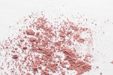 Bej göz farı kozmetik tozu beyaz arka plan, güzellik endüstrisi moda konsepti üzerine dağınık