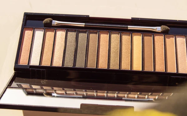 Natural Brown Nude ögonskugga Palette närbild, med tofs på vit bakgrund — Stockfoto