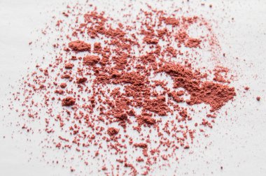 Bej göz farı kozmetik tozu beyaz arka plan, güzellik endüstrisi moda konsepti üzerine dağınık