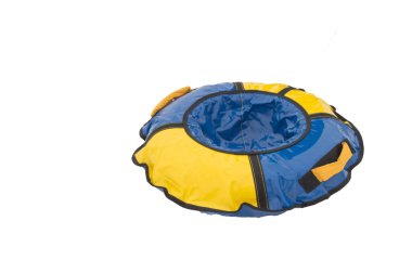 Slaytlar ile kış yolculuğu için çocuk şişme kauçuk yuvarlak kızak boru, kırpma tarafından beyaz arka plan üzerinde izole mavi-sarı