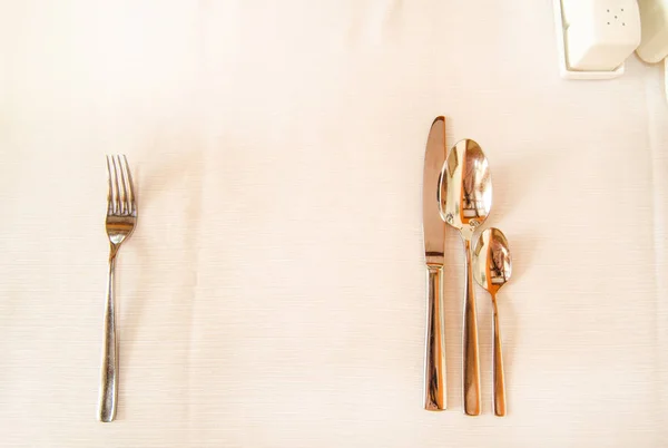 Dünya gıda günü konsepti, beyaz masa örtüsü ve cutlery gıda olmadan, kopya alan üst görünümü, parlak parlama — Stok fotoğraf